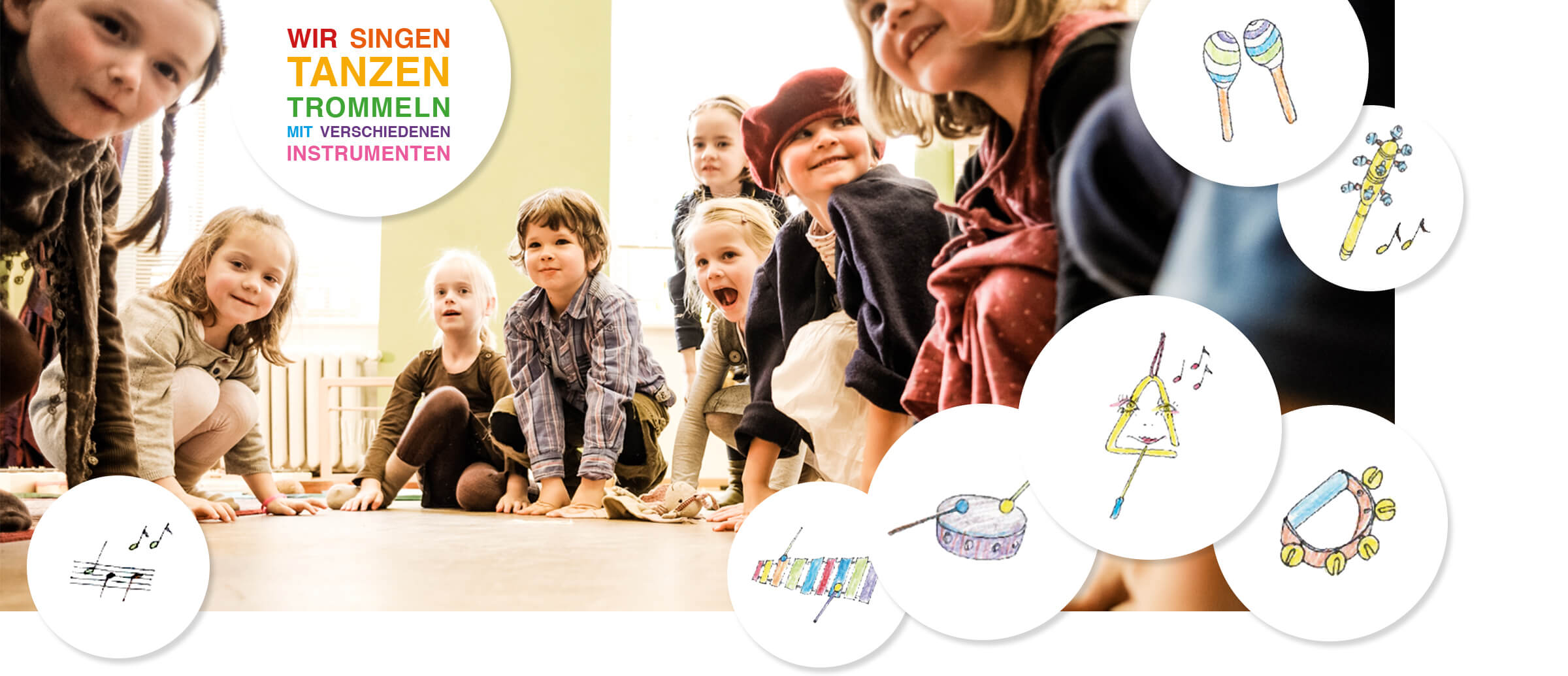 viele Kinder schauen lachend in die Kamera