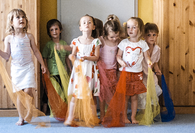 musikalische früherziehung Kinder tanzen mit bunten Tüchern